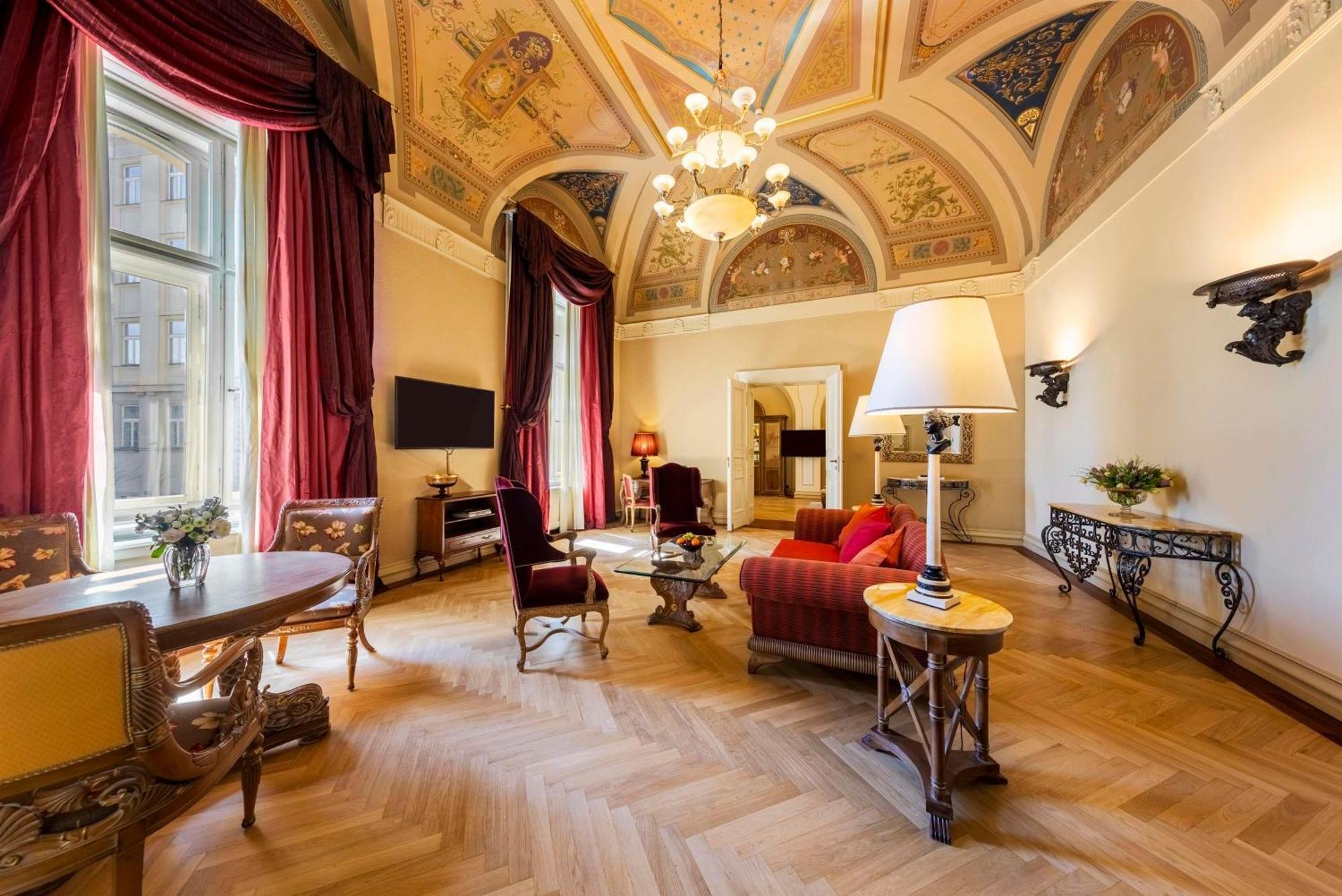 Nh Collection Carlo Iv Hotel 5*